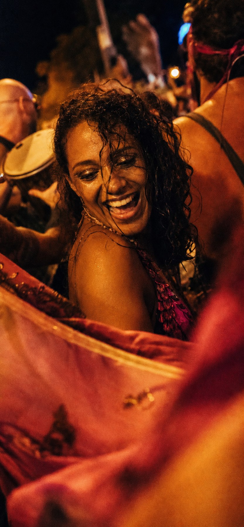 Una mujer ríe en mitad del carnaval