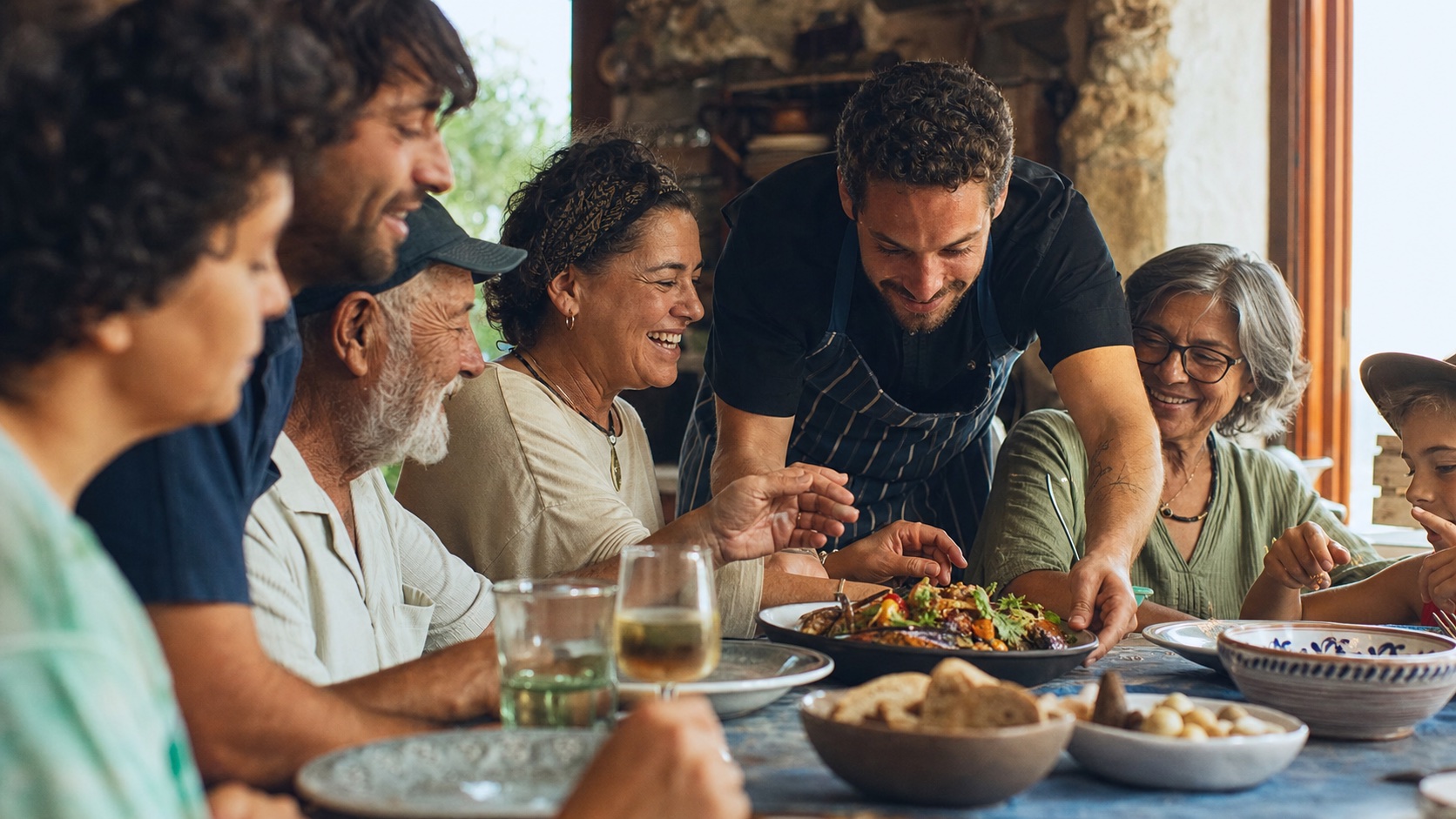 Una familia comparte una mesa al aire libre