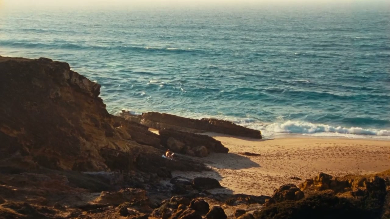 Una playa volcánica se abre frente al Atlántico