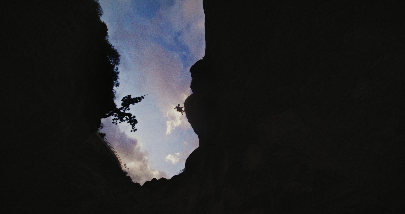 El cielo se abre entre las paredes oscuras de un barranco