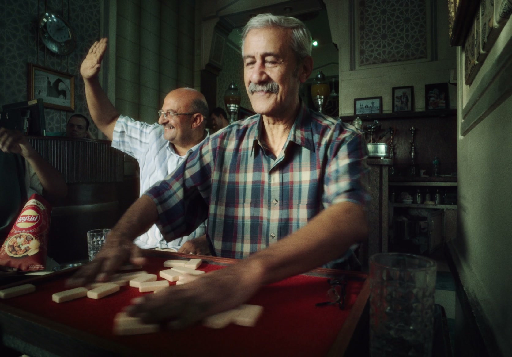 Un grupo comparte una partida alrededor de una mesa