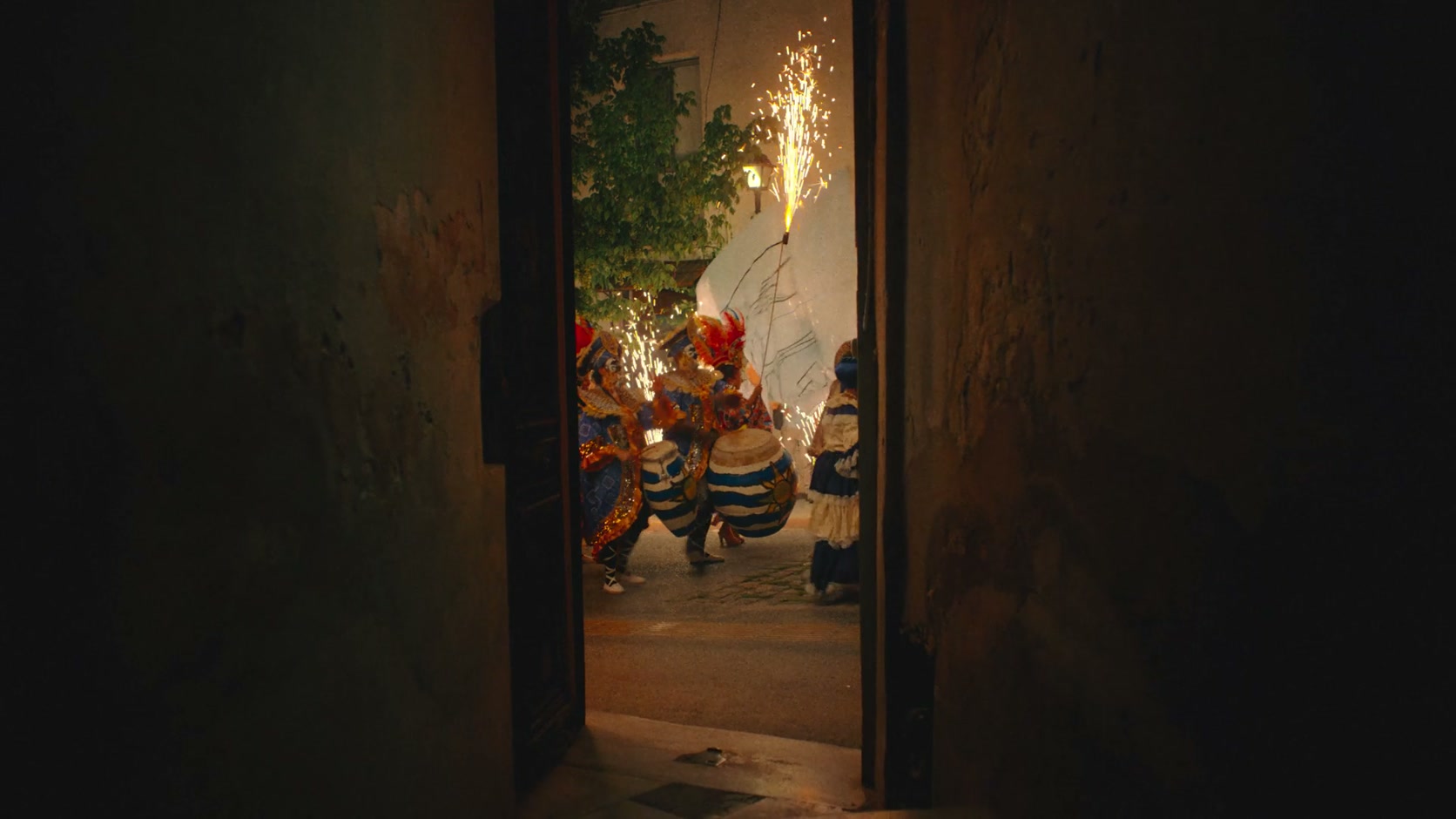 El carnaval irrumpe entre luces y tambores