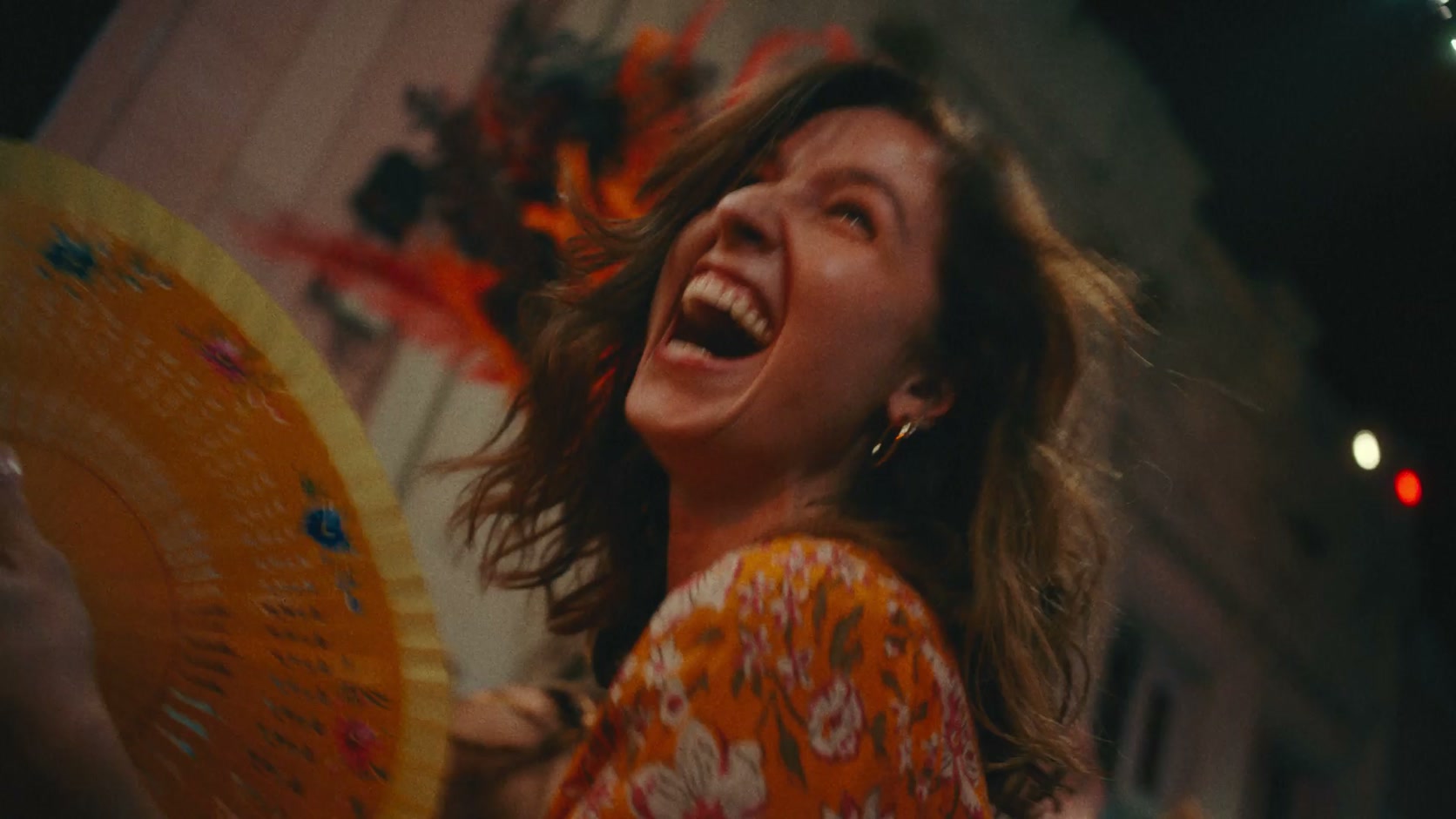 Una mujer baila y ríe durante el carnaval