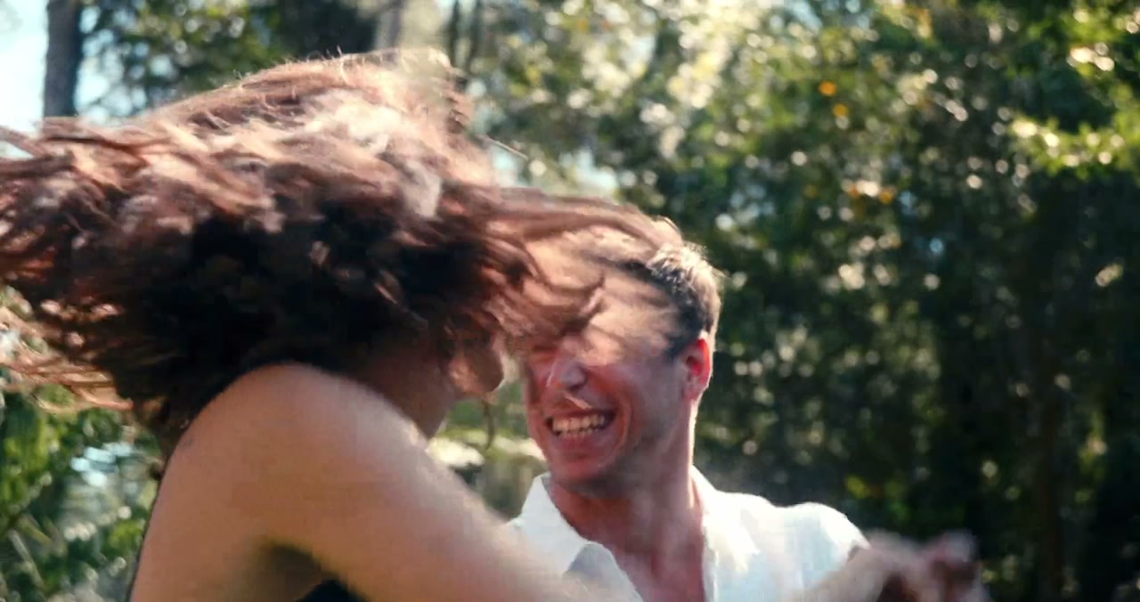 Una pareja baila al aire libre
