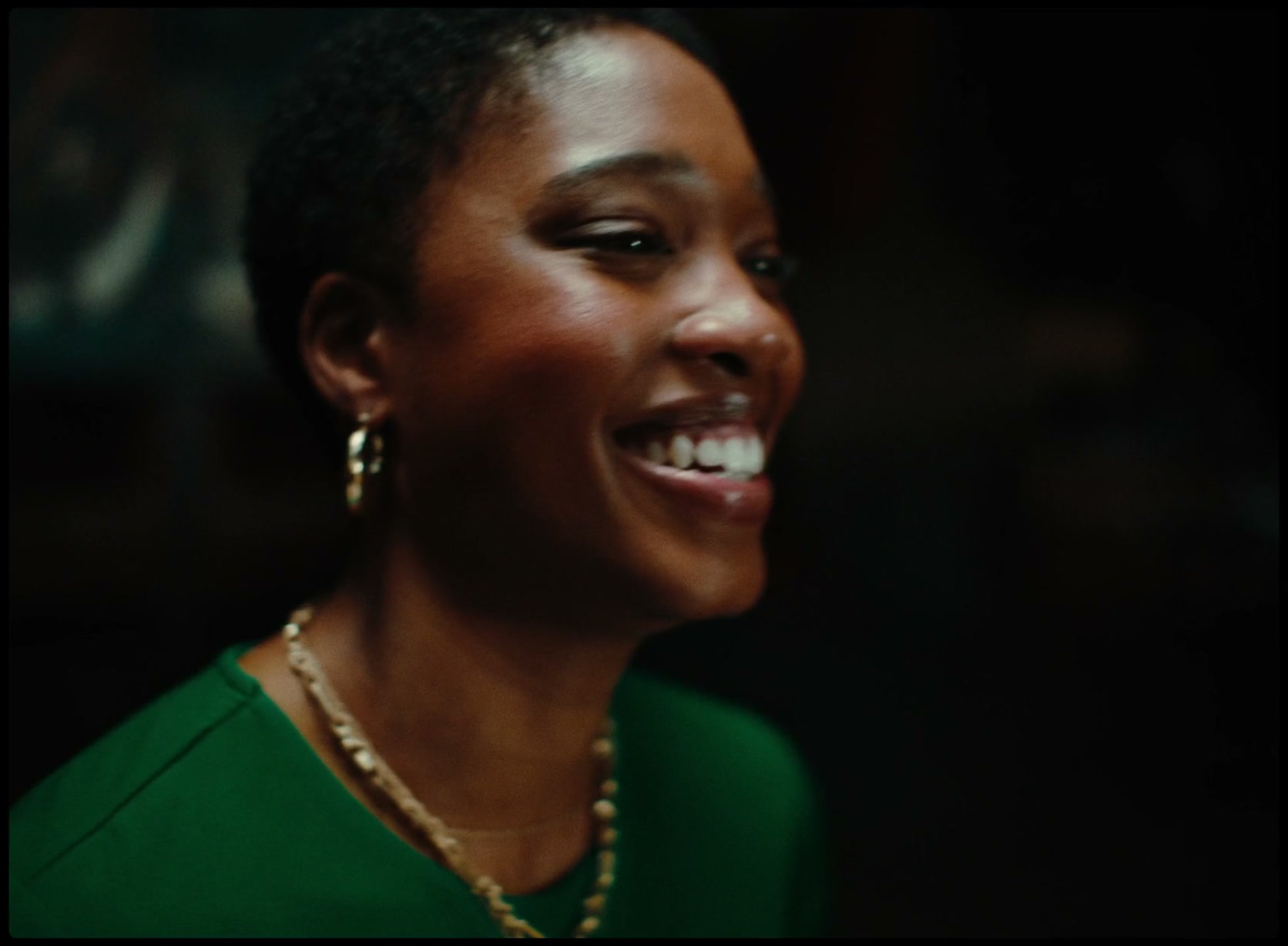 Una mujer ríe durante una comida compartida