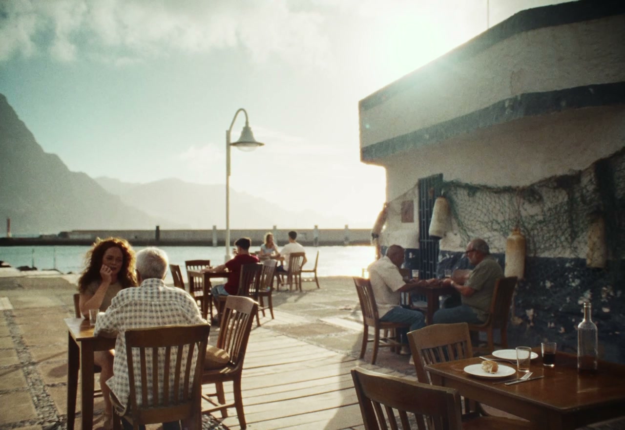 Una terraza de puerto se abre hacia los acantilados