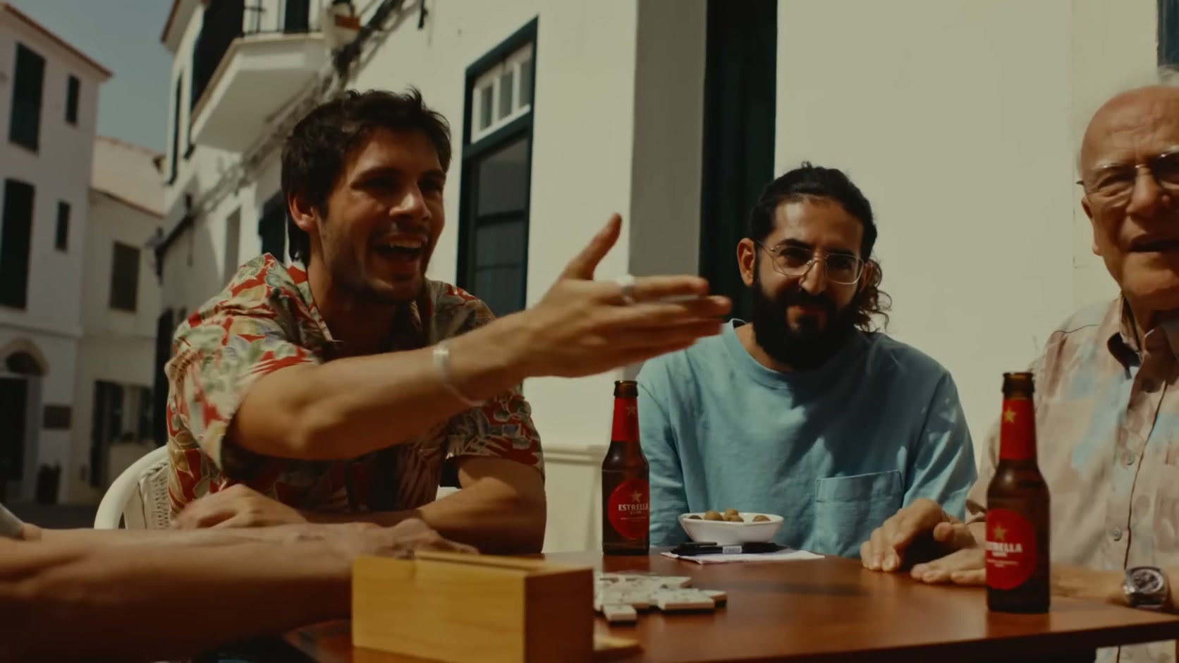 Varias generaciones conversan en un bar