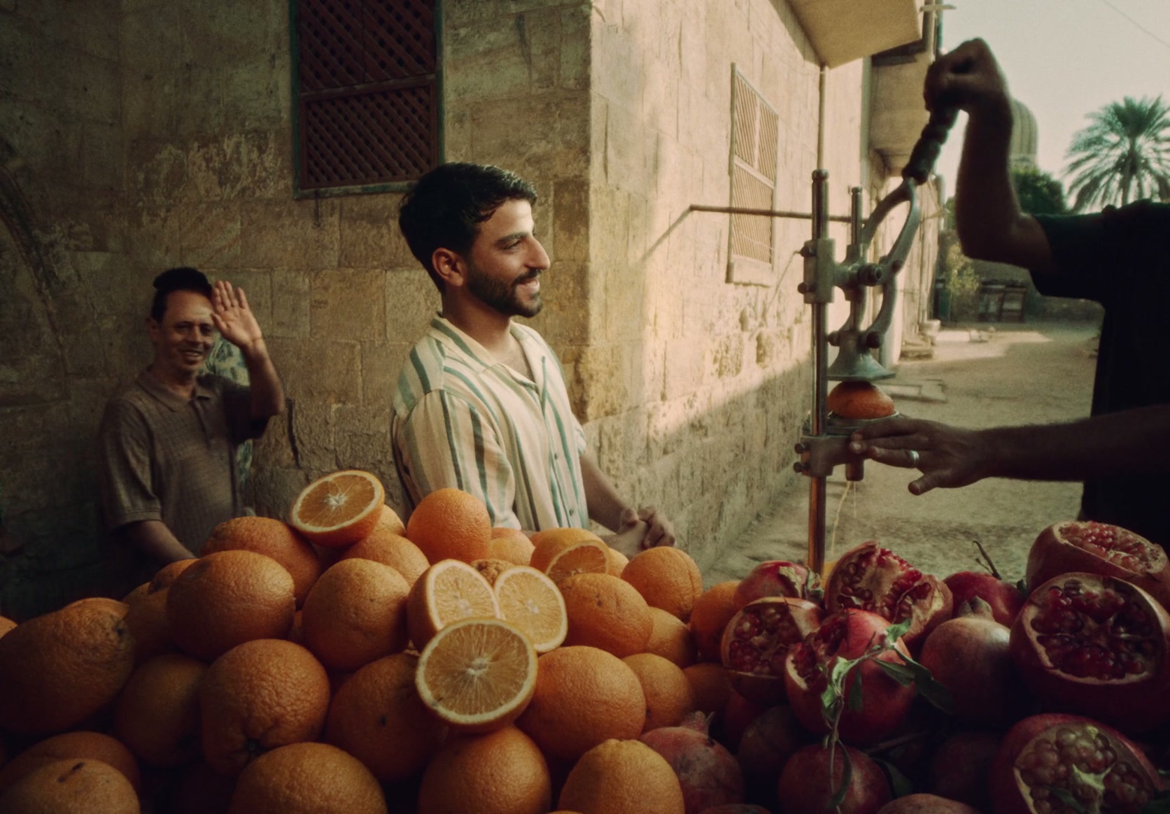 Fruta y personas llenan un mercado de color