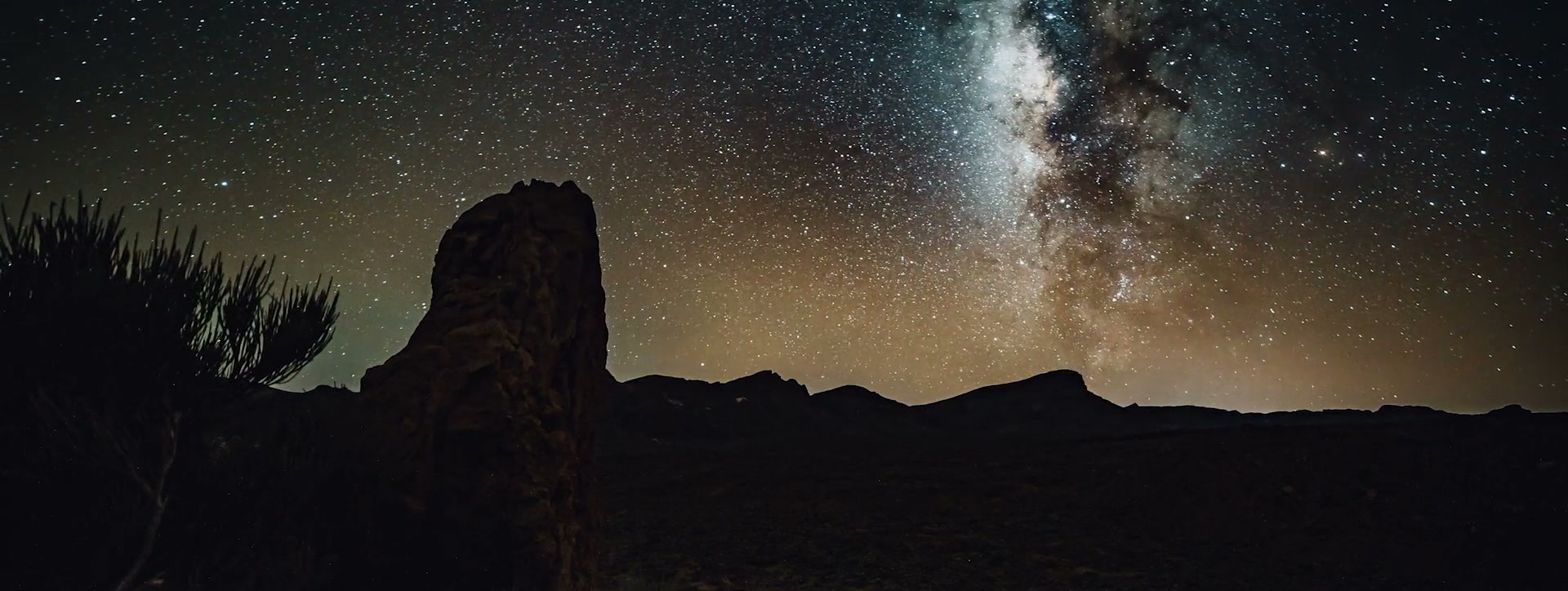 El paisaje volcánico de Tenerife se abre bajo la Vía Láctea