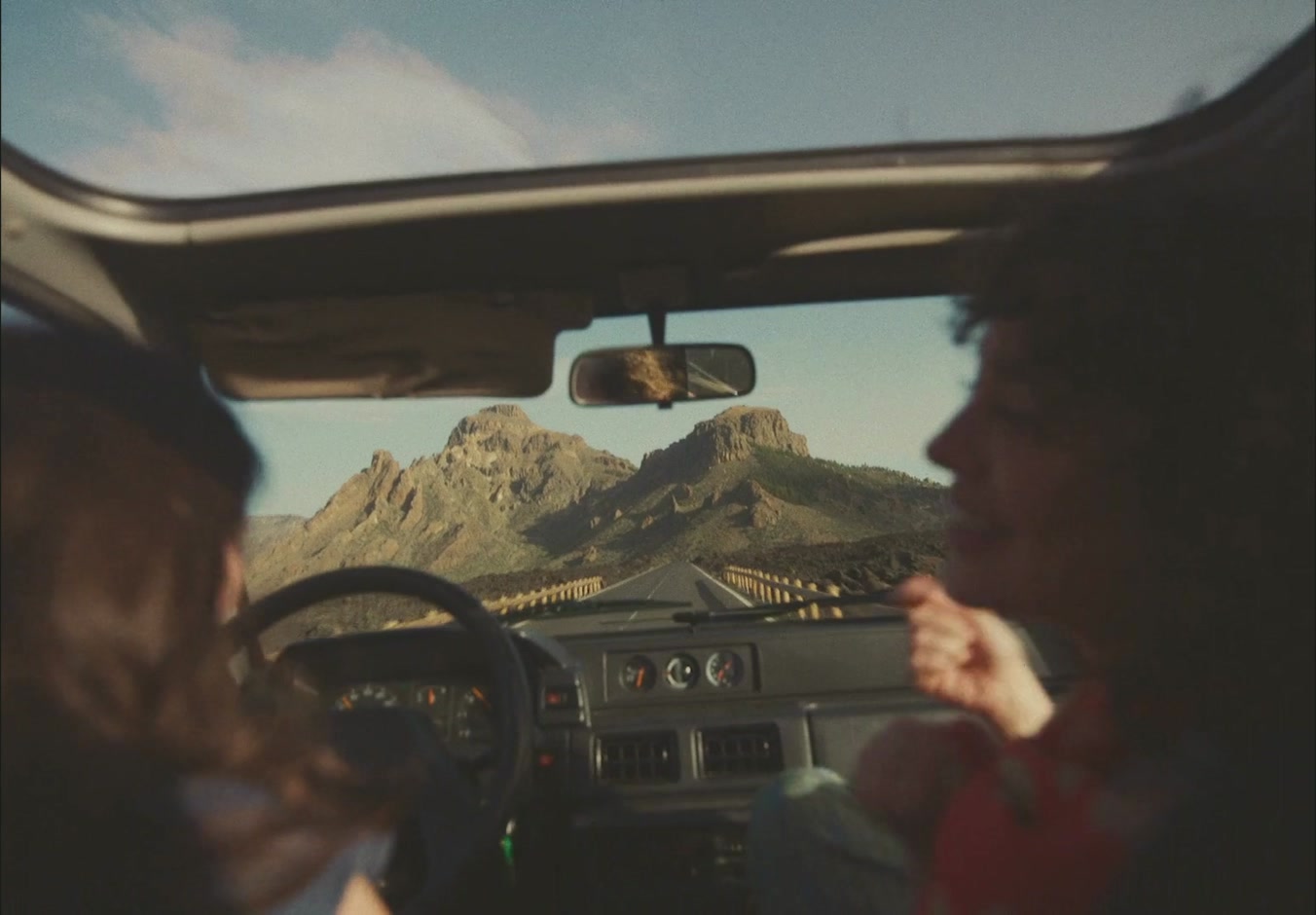 Una carretera luminosa avanza hacia las montañas de Tenerife