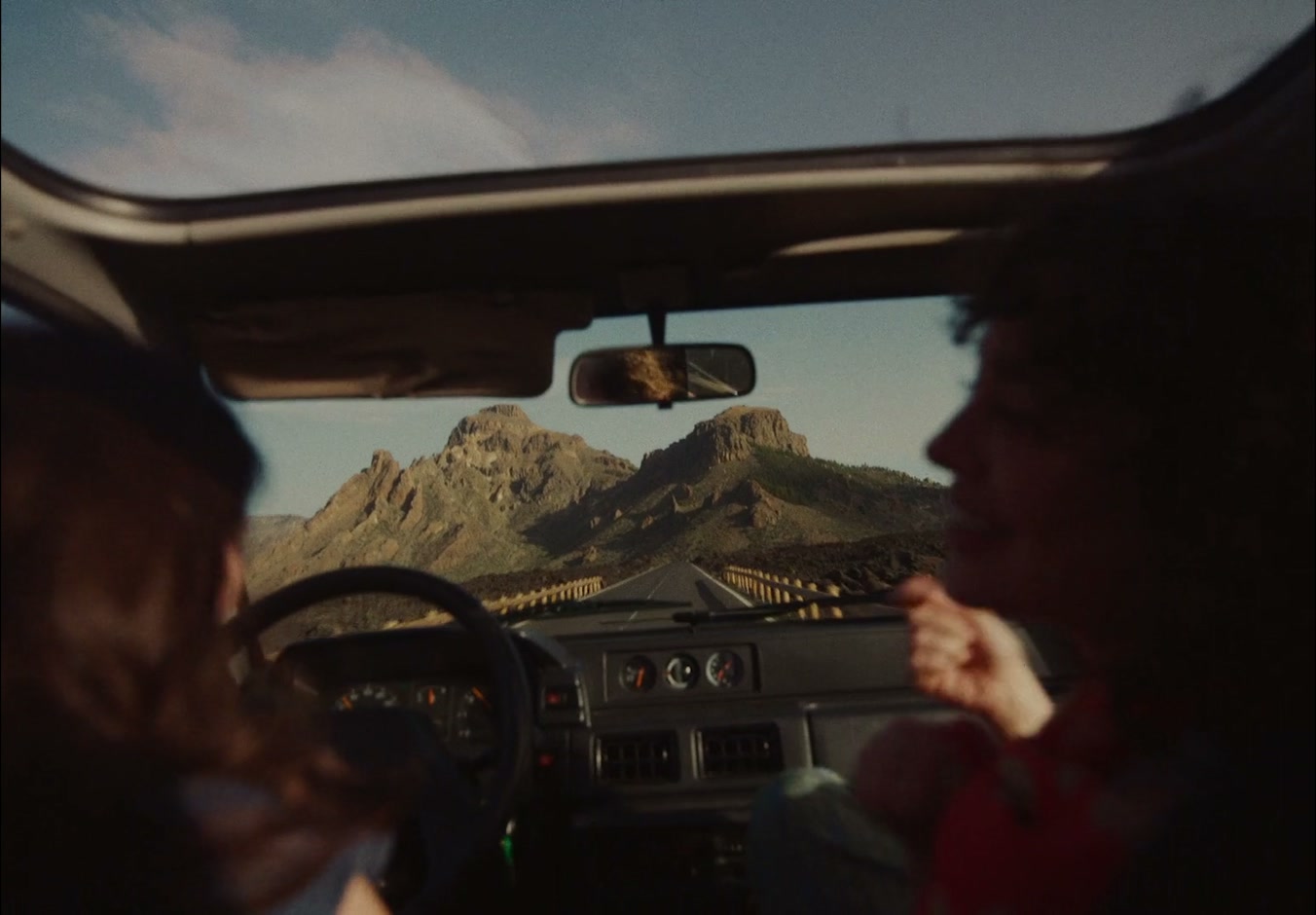 Una carretera avanza hacia el paisaje montañoso de Tenerife