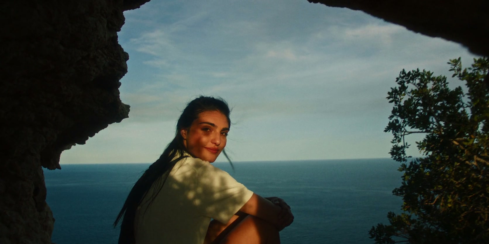 Una mujer contempla el mar desde una cueva