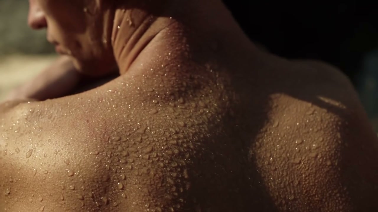 El agua dibuja una textura luminosa sobre la piel
