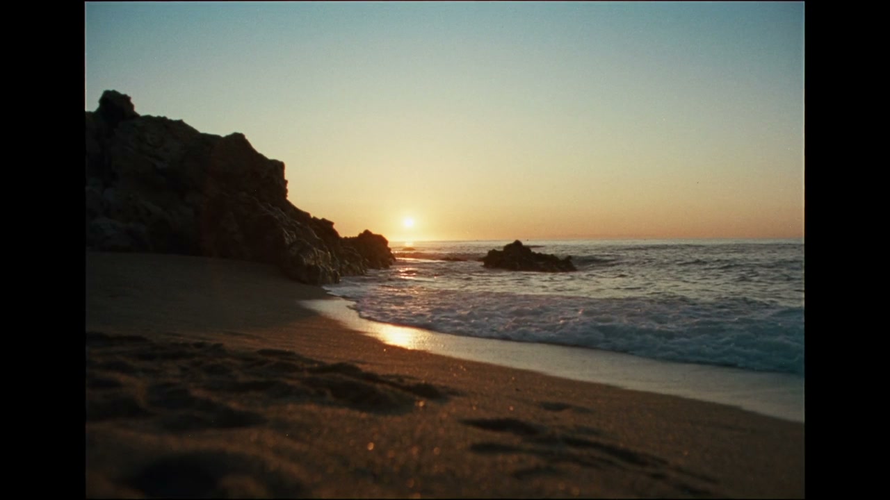La última luz cae sobre una playa volcánica