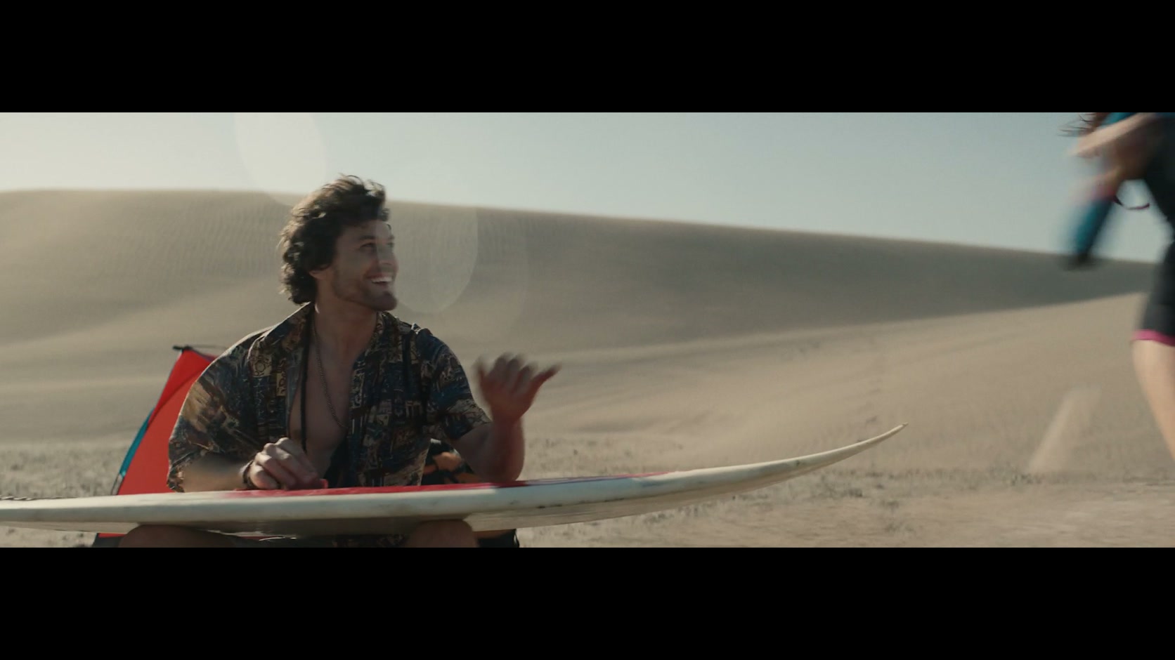 Una tabla de surf descansa frente a la arena