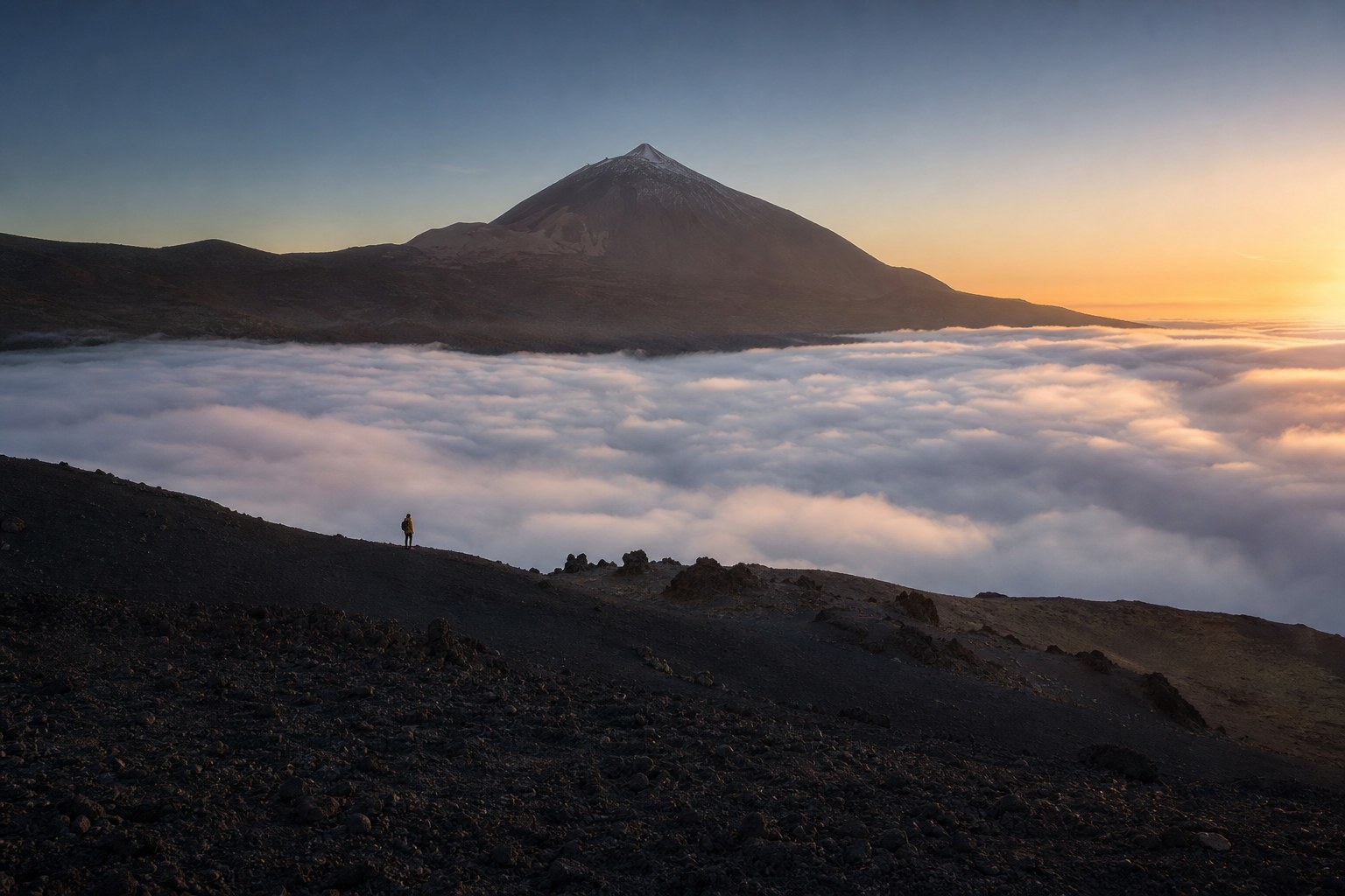 El Teide emerge sobre el paisaje de Tenerife